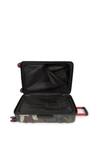 Hård resväska med en kamouflage-mönster, svart inredning, ficka med dragkedja, samt röda hjul och handtag. Inredningen är rymlig.