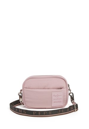 Lichtroze rechthoekige crossbodytas met voorvak en donkerbruine verstelbare band met de tekst "Pepe Jeans".