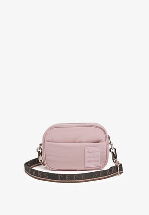 Jasnoróżowa prostokątna torba na ramię z przednią kieszenią i ciemnobrązowym regulowanym paskiem z napisem "Pepe Jeans".