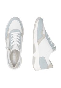 Baskets blanches avec des accents en suède bleu clair et gris, bout arrondi et fermeture éclair sur le côté. Elles présentent une semelle texturée pour l'adhérence et le confort.