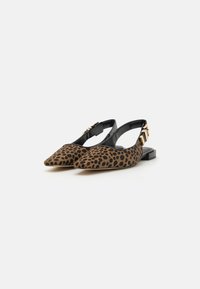 Brūnas leopardu raksta slingback plakanās kurpes ar smailu purngalu, melniem akcentiem un mazu blokveida papēdi. Aizmugurē papildinātas ar zelta detaļām.