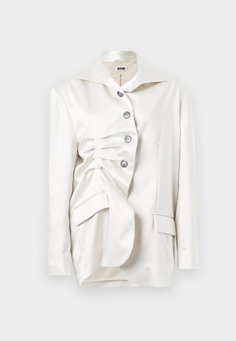 Vit satinblazer med en strukturerad design, som har knäppning fram, överdimensionerad krage och draperad tygdetalj på ena sidan.