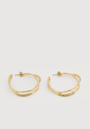 Boucles d'oreilles créoles en or au design torsadé avec petits cristaux incrustés, présentées sur fond blanc.