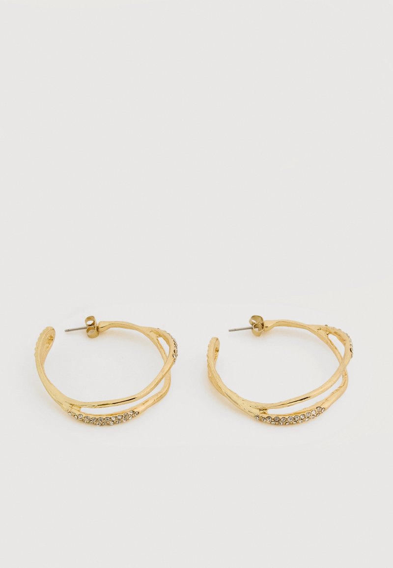 Χρυσά κρίκοι σκουλαρικιών με σπειροειδή σχεδιασμό και μικρούς ενσωματωμένους κρυστάλλους, εμφανιζόμενοι σε λευκό φόντο.