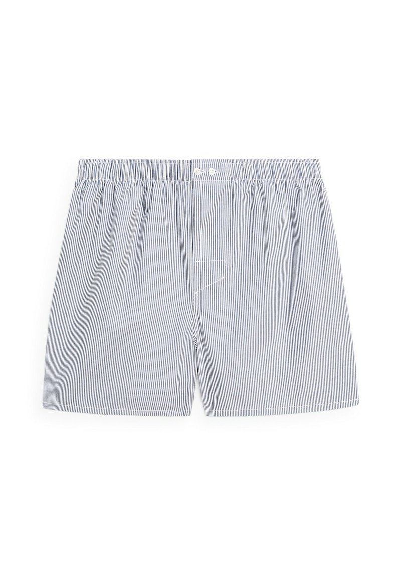 Pantaloni corti da uomo a righe in cotone blu e bianco. Presentano un cintura elastica e chiusura con bottone, con una vestibilità rilassata e una superficie liscia.