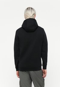 Sort hættetrøje med en stor, justerbar hætte, ribstrikkede manchetter og kant. Fremstillet af blødt stof, der viser et enkelt og moderne design.