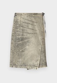 Metál arany denim tekercs szoknya. Kötőzáras, egyenetlen szegéllyel és finoman texturált, enyhén kopott megjelenéssel rendelkezik.