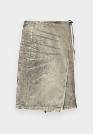 Hofte-lengde denim omslagskjørt i metallisk gull. Har knytting, ujevn kant og subtil tekstur med en lett slitt estetikk.