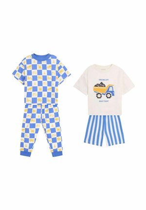 Zwei Sets von Kinderpyjamas. Eines hat ein blau-weißes karriertes Muster mit gelben Fahrzeugen; das andere umfasst ein cremefarbenes Shirt mit einem Lkw-Graphic und blauen gestreiften Shorts.