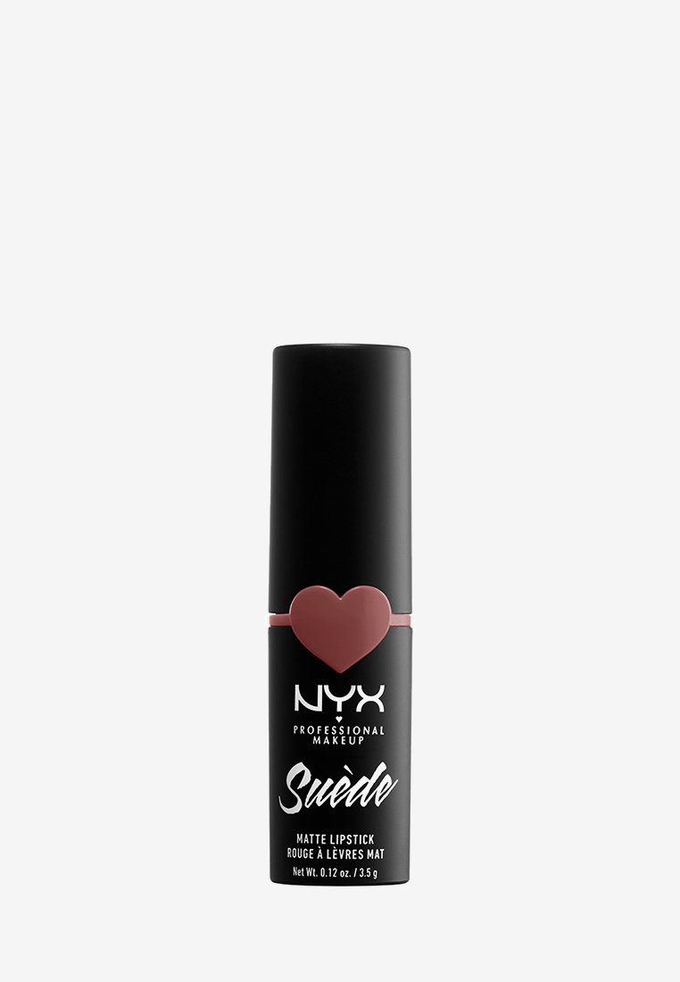 Zwarte cilindrische lippenstiftbuis met een matte afwerking. Bevat een rode hartaccent en witte tekst met de opdruk "NYX Professional Makeup Suède Matte Lipstick."