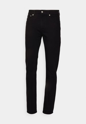 Jeans de mezclilla negra con corte recto, diseño de cinco bolsillos, botón de metal y remaches. Textura suave, sin patrones o adornos visibles.