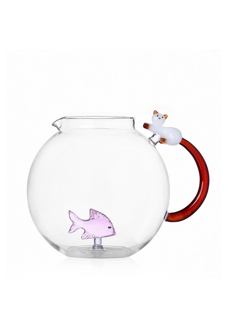 Przezroczysty szklany dzbanek o okrągłym kształcie, z brązowym uchwytem i akcentem kota. Wewnątrz znajduje się wzór różowej ryby.