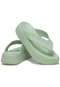 Infradito piattaforma verde chiaro realizzati in materiale simile alla gomma, con una superficie testurizzata e un design a fascia larga per il massimo comfort.