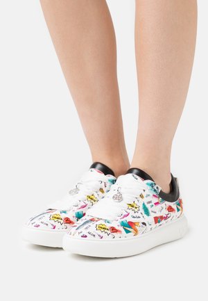 Des baskets blanches présentent des imprimés graphiques colorés avec divers motifs ; des accents noirs au niveau du talon et une semelle en caoutchouc texturée.
