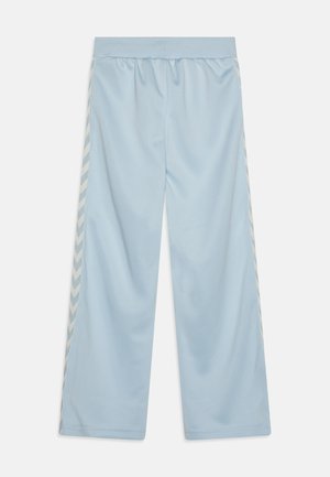 Světle modré kalhoty s širokými nohavicemi, elastickým pasem a bílými cikcak pruhy po vnější straně nohavic.