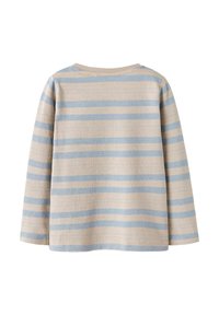 Beżowa bluzka z długim rękawem w jasnoniebieskie poziome paski, z okrągłym dekoltem i fakturowanym materiałem. Tylny widok ukazuje wzór pasków.