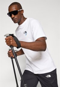 The North Face EXPLORE CARABINER RELAXED TEE UNISEX - Marškinėliai su spaudiniu - white