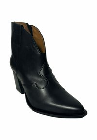 Botín de cuero negro a la altura del tobillo con diseño recortado, punta afilada y tacón cuadrado. Presenta una textura suave y cierre de cremallera en el lateral.