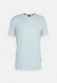 Světle modré bavlněné tričko s kulatým výstřihem, krátkými rukávy a velkým vybledlým logem "BOSS" na přední straně. Měkká textura, ležérní design.