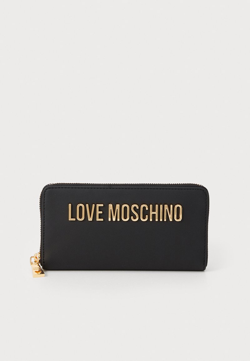 Carteira com fecho de correr preta, apresentando um logótipo dourado "LOVE MOSCHINO". Material suave, forma retangular, com um puxador de fecho como destaque.