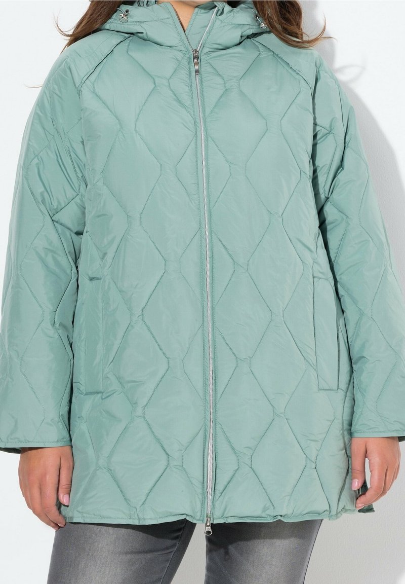 Gepolsterte mintgrüne Jacke mit durchgehendem Reißverschluss, Kapuze und seitlichen Taschen; verfügt über ein Rautenmuster und eine leichte, glatte Textur.