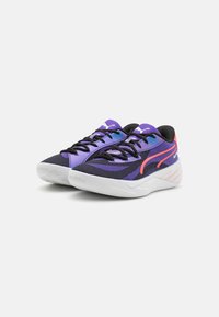 Sport schoenen met een paarse en zwarte bovenkant, voorzien van een gestructureerd patroon. Witte zool met een opvallend merklogo in het rood. Zwarte veters.
