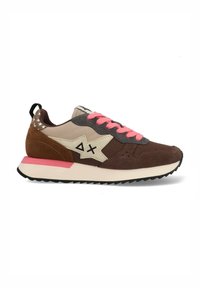 Brauner und beiger Sneaker mit pinkfarbenen Schnürsenkeln, Sternlogo mit Symbolen, weißen Sternen an der Ferse und weißer Sohle mit pinkfarbenem Akzent.