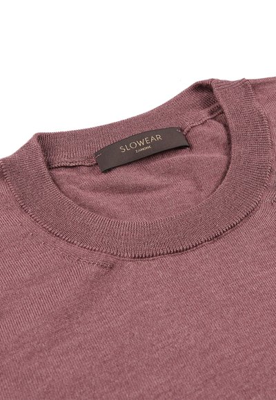 Buraczkowy sweter z okrągłym dekoltem i prążkowanymi wykończeniami. Materiał jest miękki, gładki i lekki. Etykieta głosi "SLOWEAR ZANONI."