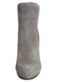 Szary zamszowy botek za kostkę z zaokrąglonym noskiem, widocznym przeszyciem i niewielkim obcasem, pokazany z przodu na białym tle.