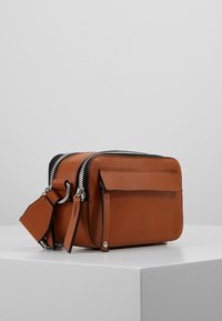 Even&Odd Taška s příčným popruhem - cognac
