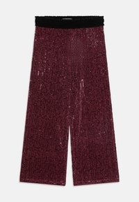 Burgundy, vida byxor med ett stretchigt svart midjeband, täckta med paljetter som skapar en texturerad, skimrande yta.