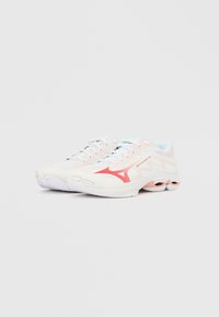 Λευκά αθλητικά παπούτσια με υφασμένο επάνω μέρος, ροζ λεπτομέρειες και μαλακή σόλα. Διαθέτουν κλείσιμο με κορδόνια και χαρακτηριστικό λογότυπο.