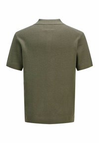 Polo en tricot vert olive à manches courtes avec tissu texturé et col, poignets et ourlet côtelés, présenté de dos.