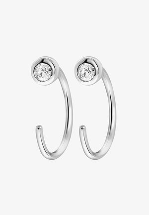 Paire de boucles d'oreilles créoles en argent, chacune sertie en haut d'une pierre précieuse ronde claire montée en serti, présentée sur fond blanc.