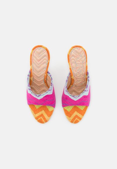 Scarpe slingback colorate con un motivo a zigzag. Parte superiore in tessuto nei colori rosa, arancione e giallo con una texture intrecciata. Design con punta aperta.