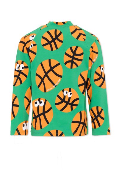 Chemise verte à manches longues avec un motif intégral d'oranges de basket-ball, certaines avec des yeux dessinés, et le texte blanc "Stella McCartney".