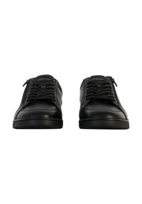 Sneakers in pelle nera con una superficie liscia, chiusura con lacci e zip laterali; presentano una suola in gomma e un logo sulla linguetta.