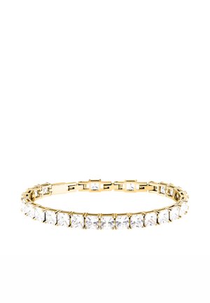 Set di braccialetti in oro con pietre preziose trasparenti a taglio quadrato che circondano la fascia, mostrato su sfondo bianco.