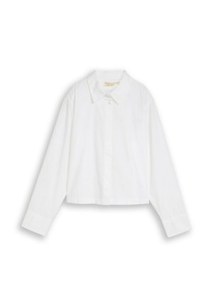 Wit overhemd met lange mouwen en knopen, met kraag, plat gelegd op een witte achtergrond.