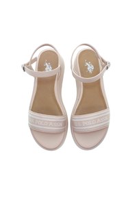 Světle růžové sandály se hladkým syntetickým svrškem, nastavitelním páskem a širokým bílým páskem s reliéfním textem "U.S. POLO ASSN".
