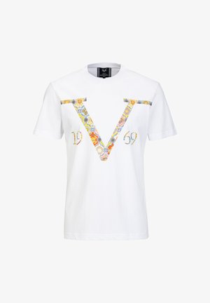 Witte T-shirt met korte mouwen met een grote, kleurrijk versierde "V" en de cijfers "19" en "69" in het midden aan de voorkant.