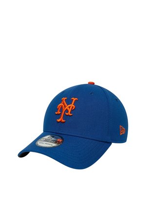 Blaues Baseballcap mit gebogenem Schirm und orangefarbenem "NY"-Logo auf der Vorderseite sowie orangefarbenem Knopf oben.