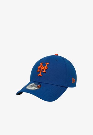 Niebieska czapka baseballowa z zakrzywionym daszkiem i pomarańczowym haftowanym logo "NY" na przodzie oraz pomarańczowym guzikiem na górze.