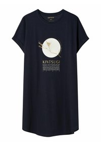 Granatowy T-shirt z krótkim rękawem, z przodu ozdobiony graficznym wzorem w kolorach złotym i białym, przedstawiającym koło i gałęzie z napisem poniżej.