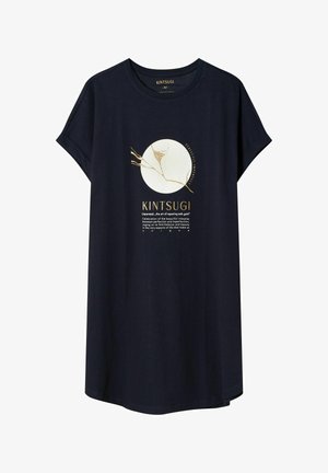 Granatowy T-shirt z krótkim rękawem, z przodu ozdobiony graficznym wzorem w kolorach złotym i białym, przedstawiającym koło i gałęzie z napisem poniżej.