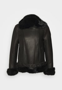 Svart läderjacka med hög krage av artificiell päls, dragkedjefront, sidofickor och midja med bälte som har en fluffig kant.