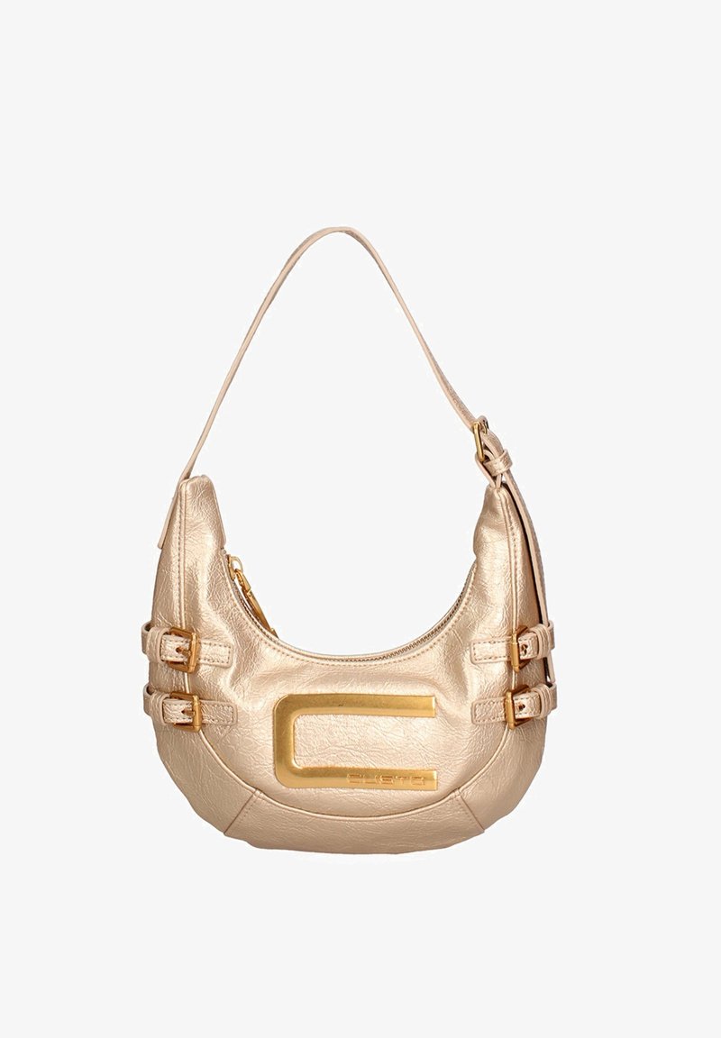 Borsa hobo in similpelle metallizzata dorata, con forma arrotondata, chiusura con zip superiore e due dettagli a fibbia sui lati.