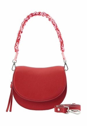 Rote Leder-Umhängetasche mit geflochtenem pink-rotem Griff, Klappverschluss, Quasten-Detail und abnehmbarem, verstellbarem Schultergurt.