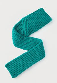 Tyrkysová pletená šatka s rebrovanou textúrou, v širokom, plochom tvare so hladkými okrajmi, zahalená do vlnovitého vzoru.