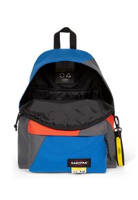 Zaino blu e grigio con dettagli arancioni, realizzato in tessuto resistente. Presenta una tasca frontale, una maniglia superiore e un ampio interno nero.